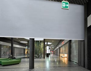 FlexFire od spoločnosti Hörmann je textilný protipožiarny... FlexFire od spoločnosti Hörmann je textilný protipožiarny záves na použitie pri výstavbe objektov a v priemyselnej oblasti. V prípade požiaru je pomocou neho možné zatvoriť veľké otvory v priebehu...