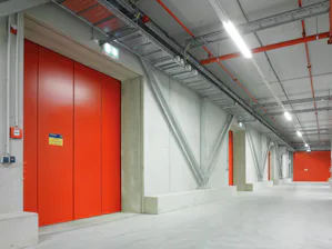Podjetje Hörmann za vse vrste objektov ponuja zanesljiva... Podjetje Hörmann za vse vrste objektov ponuja zanesljiva ognjevarna drsna vrata iz jekla in nerjavnega jekla v 1- in 2-krilni ter teleskopski izvedbi. Ognjevarna drsna vrata OD so preskušena v skladu...