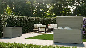 Juno Waterdichte Kussenbox | Hörmann Stijlvolle tuin met zithoek en twee waterdichte kussenboxen. Groen en hagen zorgen voor een rustige en gezellige sfeer.