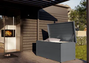 Juno Waterdichte Kussenbox | Hörmann Moderne buitenruimte met Waterdichte Kussenbox, open haard en glazen schuifdeur. Groen en hout zorgen voor een sfeervolle, warme uitstraling.