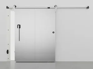 Isolerte dører til kjølerom Våre hengslede kjøleromsdører HID-80 og skyvedører HIS-80 er utviklet for bruk ned til 0 °C. Begge dørene har et 80 mm tykt dørblad som er skummet med polyuretan (PU).
To overflatevarianter er...