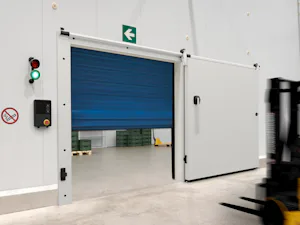 Genom att kombinera isolerande dörrar med slagdörrar eller... Genom att kombinera isolerande dörrar med slagdörrar eller isolerade portar skapas en optimal lösning för olika användningsområden. Skjutdörrar kan även exempelvis kompletteras med Hörmanns...
