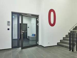 Les portes battantes combinées à une motorisation offrent... Les portes battantes combinées à une motorisation offrent l’accessibilité aux personnes à mobilité réduite dans les bâtiments publics, au travail et à la maison. Avec les portes battantes...
