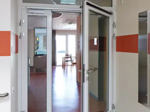 Les portes battantes combinées à une motorisation offrent...