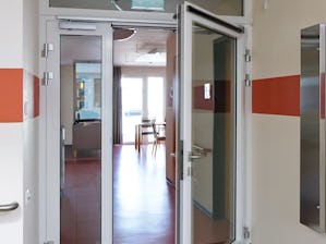 las puertas batientes en combinación con un automatismo de... las puertas batientes en combinación con un automatismo de puerta ofrecen accesibilidad en zonas públicas, en el trabajo y en casa. Para pasos accesibles, Hörmann ofrece puertas cortafuego de acero y...