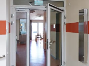 Drehflügeltüren in Kombination mit einem Türantrieb bieten... Drehflügeltüren in Kombination mit einem Türantrieb bieten Barrierefreiheit in öffentlichen Bereichen, am Arbeitsplatz und Zuhause. Für barrierefreie Durchgänge bietet Hörmann Stahl-Feuerschutztüren...