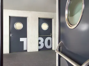 Stalen en roestvrijstalen multifunctionele deuren van... Stalen en roestvrijstalen multifunctionele deuren van Hörmann zijn geschikt voor veelzijdig gebruik binnen en buiten. De 1- en 2-vleugelige deuren worden overal waar robuuste deurelementen nodig zijn,...