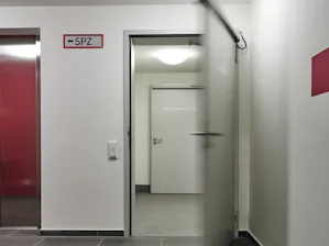 Stalen en roestvrijstalen multifunctionele deuren van... Stalen en roestvrijstalen multifunctionele deuren van Hörmann zijn geschikt voor veelzijdig gebruik binnen en buiten. De 1- en 2-vleugelige deuren worden overal waar robuuste deurelementen nodig zijn,...