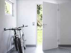 Indiferent că este vorba despre o construcție nouă sau... Indiferent că este vorba despre o construcție nouă sau despre modernizare, Hörmann oferă ușa potrivită pentru orice zonă a casei. Indiferent că este vorba de uși de siguranță pentru pivniță sau...
