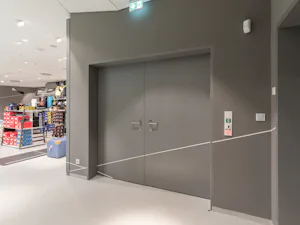 Stalen en roestvrijstalen multifunctionele deuren van... Stalen en roestvrijstalen multifunctionele deuren van Hörmann zijn geschikt voor veelzijdig gebruik binnen en buiten. De 1- en 2-vleugelige deuren worden overal waar robuuste deurelementen nodig zijn,...