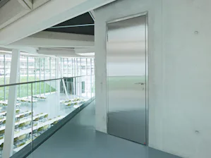 Les portes en acier et acier inoxydable STS et STU de... Les portes en acier et acier inoxydable STS et STU de Hörmann sont des solutions haut de gamme dans la construction publique. Elles sont utilisées là où les exigences sont à la fois fonctionnelles et...