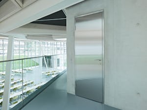 Las puertas de acero y de acero inoxidable STS y STU de... Las puertas de acero y de acero inoxidable STS y STU de Hörmann son soluciones de puerta de alta calidad en la construcción de edificios públicos. Se usan donde se necesitan tanto requisitos...