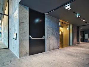 Les portes en acier et acier inoxydable STS et STU de... Les portes en acier et acier inoxydable STS et STU de Hörmann sont des solutions haut de gamme dans la construction publique. Elles sont utilisées là où les exigences sont à la fois fonctionnelles et...