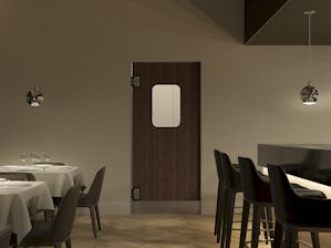 Porte va-et-vient en HPL HPL-180 avec profilé plat et protection bas de porte en acier inoxydable en option Les portes va-et-vient en polyéthylène (PE), acier inoxydable, bois ou panneaux compacts HPL sont utilisées partout où un passage rapide et sans difficulté est important. Par exemple, lorsque la...