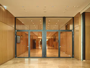 Chez Hörmann, protection anti-incendie sûre et design... Chez Hörmann, protection anti-incendie sûre et design élégant vont de pair. Les portes et vitrages résistants au feu et anti-fumée en acier et aluminium séduisent par leur sécurité certifiée, leur...