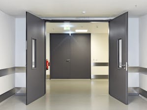 Les portes tertiaires en acier de Hörmann répondent à des... Les portes tertiaires en acier de Hörmann répondent à des exigences de polyvalence et conviennent aussi bien à l’intérieur qu’à l’extérieur. Elles assurent la protection anti-incendie et anti-fumée...