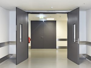 Die Stahl-Objekttüren von Hörmann kommen multifunktionalen... Die Stahl-Objekttüren von Hörmann kommen multifunktionalen Anforderungen nach und können im Innen- und Außenbereich eingesetzt werden. Sie sorgen für den geforderten Feuer- und Rauchschutz und sind...