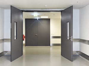 Les fermetures coupe-feu en acier H3 OD sont conçues selon... Les fermetures coupe-feu en acier H3 OD sont conçues selon les spécifications européennes de prévention contre l’incendie. Leur construction s’aligne sur la norme de produit EN 16034 et est contrôlée...