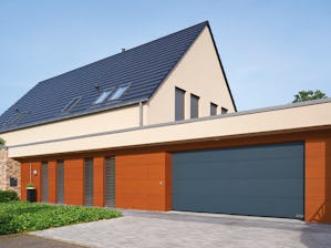 Sectionaalpoorten gaan verticaal open en liggen... Sectionaalpoorten gaan verticaal open en liggen ruimtebesparend onder het plafond. Door dit constructieprincipe bieden ze een maximale ruimte om te parkeren, in en voor de garage....
