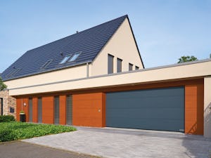 Les élégantes portes sectionnelles motorisées s'ouvrent à la... Les élégantes portes sectionnelles motorisées s'ouvrent à la verticale vers le haut. Vous gagnez ainsi de l'espace devant et dans le garage et avez le passage libre. Les portes sectionnelles sont...