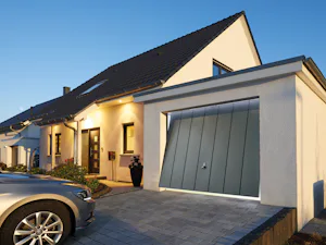 Grand classique parmi les portes de garage depuis 1952, la... Grand classique parmi les portes de garage depuis 1952, la porte basculante offre non seulement un excellent rapport qualité / prix, mais s’adapte en outre parfaitement à l’architecture de votre...