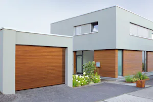 Portes de garage enroulable et à refoulement sous plafond... Portes de garage enroulable et à refoulement sous plafond s’ouvre verticalement et n’ont besoin que de peu place dans le garage. Grâce à leur construction, elles offrent le maximum d‘espace dans et...