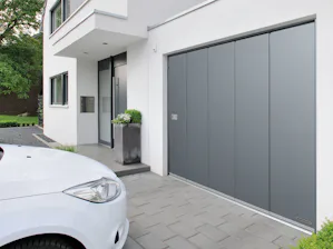 La porte sectionnelle latérale présente de nombreux... La porte sectionnelle latérale présente de nombreux avantages : Un vaste espace sous le plafond du garage. Grâce à l’ouverture latérale, le plafond du garage reste entièrement libre pour le rangement...