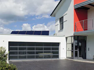 Les portes à cadre en aluminium sont souvent utilisées dans... Gesloten ART 42 met doorkijk naar auto's