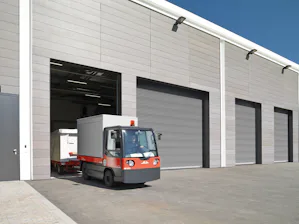 Grâce à leur construction simple faisant appel à un nombre... Grâce à leur construction simple faisant appel à un nombre réduit de composants, les rideaux à lames industriels Hörmann en aluminium et en acier se montrent particulièrement faciles à entretenir et...