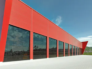 De grandes baies extérieures de bâtiments à usage industriel... De grandes baies extérieures de bâtiments à usage industriel sont fréquemment fermées avec des portes sectionnelles industrielles. Ces portes sont notamment installées dans des centres logistiques,...