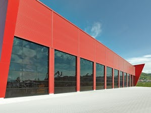 A helytakarékos kapurendszerek a különböző sínvezetéseknek... A helytakarékos kapurendszerek a különböző sínvezetéseknek köszönhetően minden ipari létesítményhez illeszkednek. Ez szolgálja az új építések és a felújítások biztonságos tervezhetőségét. A Hörmann...