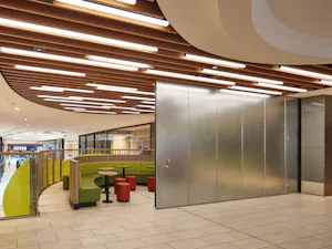 Pour tous les secteurs tertiaires, Hörmann fournit des... Pour tous les secteurs tertiaires, Hörmann fournit des portes coulissantes en acier et acier inoxydable à 1 et 2 vantaux ainsi qu’en exécution télescopique, qui assurent de grands volumes de...