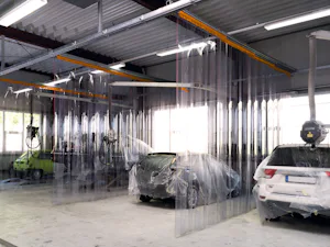 Fleksibilna nihajna vrata in lamelne zavese Flex so... Fleksibilna nihajna vrata in lamelne zavese Flex so prilagodljive in funkcionalne rešitve za učinkovito zapiranje prehodov v industrijskih in logističnih objektih. Nihajna vrata s fleksibilnim vratnim...