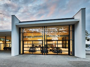 A helytakarékos kapurendszerek a különböző sínvezetéseknek... A helytakarékos kapurendszerek a különböző sínvezetéseknek köszönhetően minden ipari létesítményhez illeszkednek. Ez szolgálja az új építések és a felújítások biztonságos tervezhetőségét. A Hörmann...