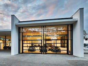 Grâce aux différents types de ferrure, ces systèmes de porte... Grâce aux différents types de ferrure, ces systèmes de porte compacts s’adaptent à chaque construction industrielle. Autant de sécurité pour la conception des nouvelles constructions et des...