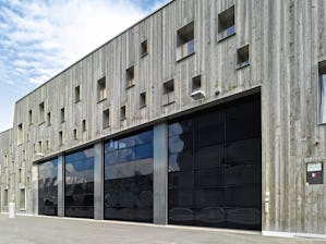 A helytakarékos kapurendszerek a különböző sínvezetéseknek... A helytakarékos kapurendszerek a különböző sínvezetéseknek köszönhetően minden ipari létesítményhez illeszkednek. Ez szolgálja az új építések és a felújítások biztonságos tervezhetőségét. A Hörmann...