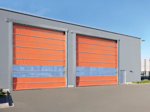 Hörmann snelloopdeuren worden zowel binnen als buiten... Oranje snelloopdeuren