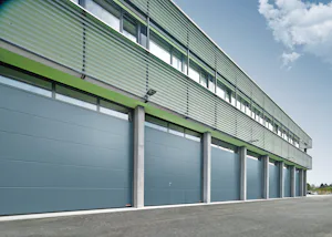 De grandes baies extérieures de bâtiments à usage... Portes sectionnelles industrielles Hörmann avec portillon incorporé