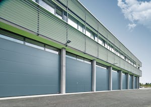 Las grandes aberturas exteriores de los locales comerciales... Puertas seccionales industriales Hörmann con puerta peatonal incorporada