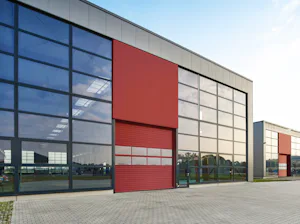 Portes à panneaux en acier à double paroi Porte sectionnelle industrielle Hörmann rouge avec hublots.