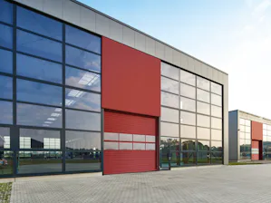 Doppelwandige Stahl-Lamellentore Rotes Hörmann Industrie-Sektionaltor mit Lamellenfenstern.