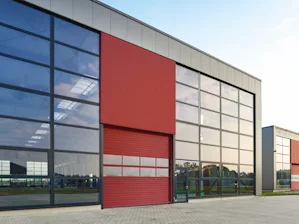 Portoni con elementi in acciaio a doppia parete L'uso di portoni sezionali industriali ben coibentati e duraturi è particolarmente consigliato per capannoni riscaldati e per il duro lavoro quotidiano nell' industria, nel commercio e...