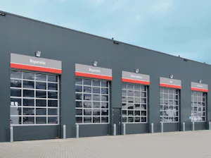 Portes vitrées en aluminium avec section basse en acier à rainures Portes vitrées en aluminium Hörmann avec socle à rainures en acier.