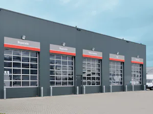 Portoni in alluminio con finestratura e zoccolo pannelli in acciaio I portoni in alluminio con finestratura e zoccolo pannelli in acciaio come i nostri portoni sezionali industriali APU F42, APU F42 Thermo e APU 67 Thermo sono costituiti in gran parte da ampie...