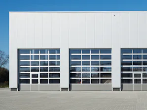 Portoni in alluminio con finestratura e zoccolo pannelli in acciaio I portoni in alluminio con finestratura e zoccolo pannelli in acciaio come i nostri portoni sezionali industriali APU F42, APU F42 Thermo e APU 67 Thermo sono costituiti in gran parte da ampie...