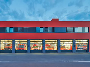 Portes vitrées en aluminium avec section basse en acier à rainures Portes APU Hörmann dans une caserne de pompiers.
