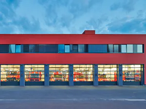 Verglaste Aluminiumtore mit Stahl-Lamellensockel Hörmann APU Tore in Feuerwehr.