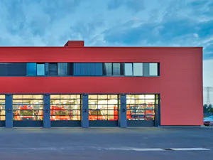 Portoni in alluminio con finestratura e zoccolo pannelli in acciaio I portoni in alluminio con finestratura e zoccolo pannelli in acciaio come i nostri portoni sezionali industriali APU F42, APU F42 Thermo e APU 67 Thermo sono costituiti in gran parte da ampie...