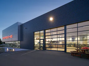Verglaste Aluminiumtore Für Gebäude mit hohen Anforderungen an eine moderne Architektur, Transparenz und lichtdurchflutete Räume sind vollflächig verglaste Aluminiumtore wie unsere Industrie-Sektionaltore ALR F42, ALR F42...