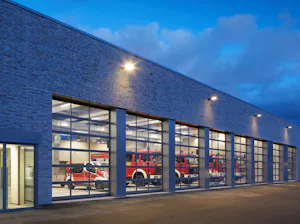 Portes vitrées en aluminium Transparence maximale avec les portes sectionnelles industrielles Hörmann ALR.